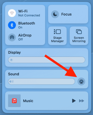 The macOS Control Center is shown, with an arrow pointing to the AirPlay symbol.